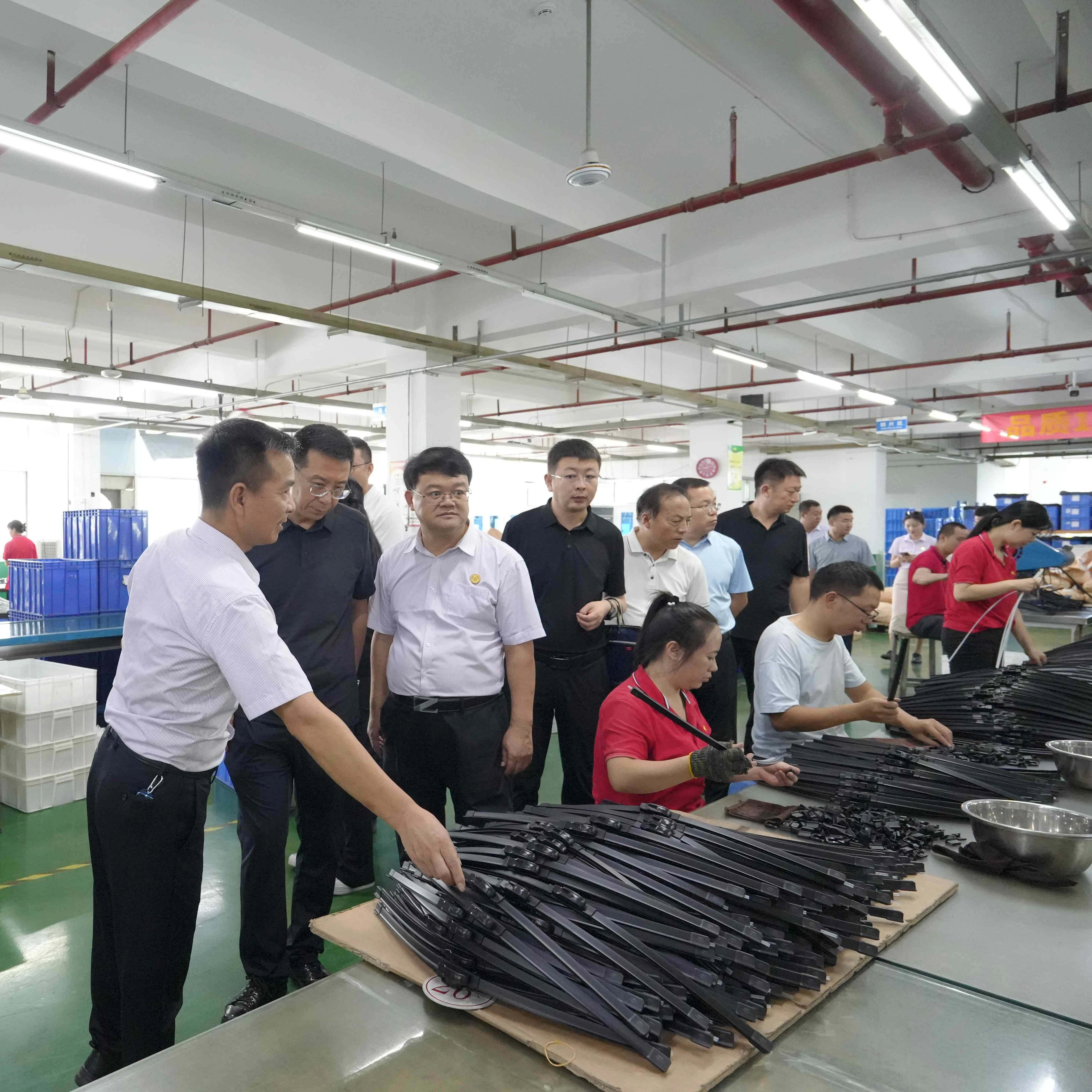 Wat gebeurde er toen de leiders van Yan 'een stad de Yujin Wiper Factory inspecteerden?
